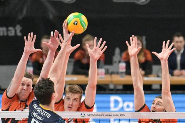 Berlin, Deutschland 21. Januar 2024: CL Volleyball - 1 4 Finale - 2023 2024 - Berlin Recycling Volleys vs. Itas Trentino Im Bild: v. li. im Zweikampf Marek Sotola (BR Volleys), Alessandro Michieletto (Itas Trentino), Saso Stalekar (BR Volleys), Timothee Carle (BR Volleys) Copyright: xFotostandx xReuhlx