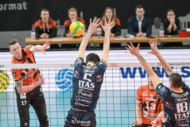 Berlin, Deutschland 21. Januar 2024: CL Volleyball - 1 4 Finale - 2023 2024 - Berlin Recycling Volleys vs. Itas Trentino Im Bild: v. li. im Zweikampf Marek Sotola (BR Volleys), Alessandro Michieletto (Itas Trentino), Marko Podrascanin (Itas Trentino) Copyright: xFotostandx xReuhlx