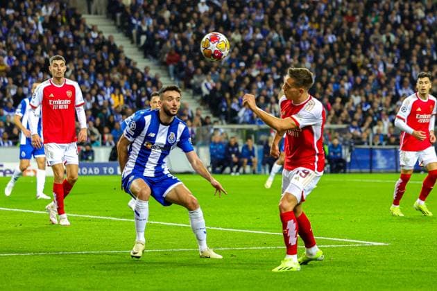FC Porto v Arsenal Champions League 21 02 2024. Leandro Trossard (19) of Arsenal heads towards goal during the Champions League match between FC Porto and Arsenal at Estadio do Dragao, Porto, Portugal on 21 February 2024. Editorial use only , Copyright: xNigelxKeenex PSI-19079-0022