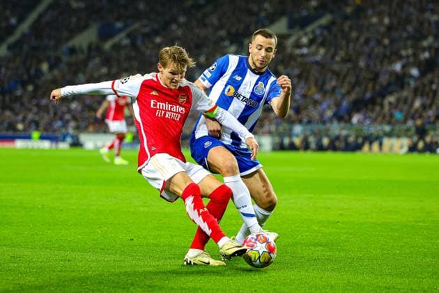 FC Porto v Arsenal Champions League 21 02 2024. Martin Odegaard (8) of Arsenal tussles with Nico Gonzalez (16) of FC Porto during the Champions League match between FC Porto and Arsenal at Estadio do Dragao, Porto, Portugal on 21 February 2024. Editorial use only , Copyright: xNigelxKeenex PSI-19079-0029