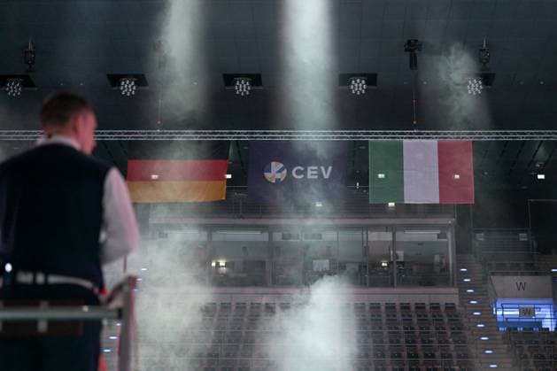 Berlin, Deutschland 21. Januar 2024: CL Volleyball - 1 4 Finale - 2023 2024 - Berlin Recycling Volleys vs. Itas Trentino Im Bild: Flaggen von Deutschland, der CEV und Italien Copyright: xFotostandx xReuhlx