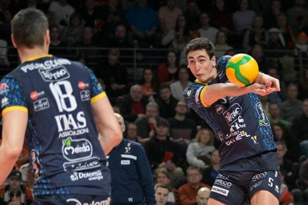 Berlin, Deutschland 21. Januar 2024: CL Volleyball - 1 4 Finale - 2023 2024 - Berlin Recycling Volleys vs. Itas Trentino Im Bild: Ballannahme Alessandro Michieletto (Itas Trentino) re. li daneben Marko Podrascanin (Itas Trentino) Copyright: xFotostandx xReuhlx