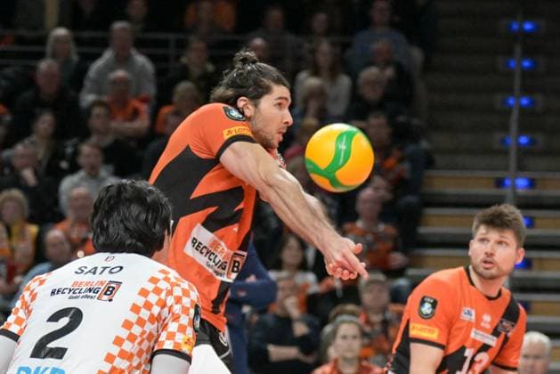 Berlin, Deutschland 21. Januar 2024: CL Volleyball - 1 4 Finale - 2023 2024 - Berlin Recycling Volleys vs. Itas Trentino Im Bild: Ballannahme Timothee Carle (BR Volleys), im Vordergrund Satoshi Tsuiki (BR Volleys), in Hintergrund Ruben Schott (BR Volleys) Copyright: xFotostandx xReuhlx