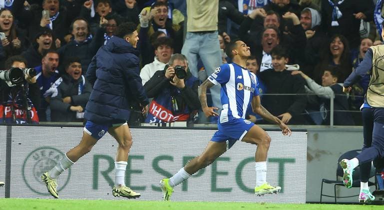 Sport Bilder des Tages Wenderson Galeno of Porto celebrates scoring a goal to make the score 1-0 Porto v Arsenal, UEFA Champions League, Round of 16, First Leg, Football, Estadio do Dragao, Porto, Portugal - 21 Feb 2024 EDITORIAL USE ONLY No use with unauthorised audio, video, data, fixture lists, club league logos or live services. Online in-match use limited to 120 images, no video emulation. No use in betting, games or single club league player publications.  Copyright: xKieranxMcManus Shutterstockx 14355127as