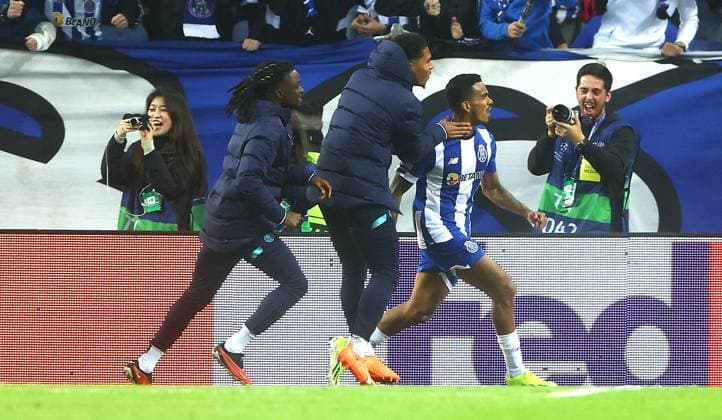Wenderson Galeno of Porto celebrates scoring a goal to make the score 1-0 Porto v Arsenal, UEFA Champions League, Round of 16, First Leg, Football, Estadio do Dragao, Porto, Portugal - 21 Feb 2024 EDITORIAL USE ONLY No use with unauthorised audio, video, data, fixture lists, club league logos or live services. Online in-match use limited to 120 images, no video emulation. No use in betting, games or single club league player publications.  Copyright: xKieranxMcManus Shutterstockx 14355127av