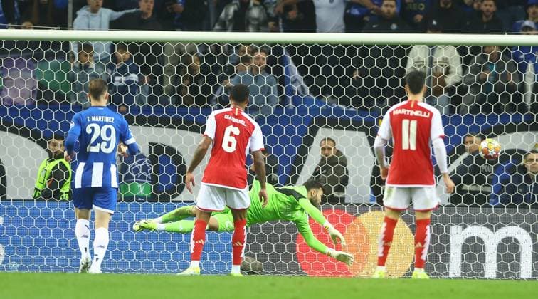 David Raya of Arsenal concedes the winning goal scored by Wenderson Galeno of Porto Porto v Arsenal, UEFA Champions League, Round of 16, First Leg, Football, Estadio do Dragao, Porto, Portugal - 21 Feb 2024 EDITORIAL USE ONLY No use with unauthorised audio, video, data, fixture lists, club league logos or live services. Online in-match use limited to 120 images, no video emulation. No use in betting, games or single club league player publications.  Copyright: xKieranxMcManus Shutterstockx 14355127aw