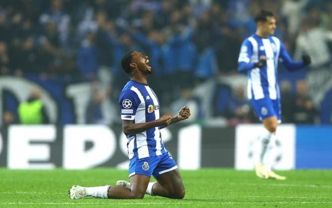 Sport Bilder des Tages Octavio of Porto celebrates at full time Porto v Arsenal, UEFA Champions League, Round of 16, First Leg, Football, Estadio do Dragao, Porto, Portugal - 21 Feb 2024 EDITORIAL USE ONLY No use with unauthorised audio, video, data, fixture lists, club league logos or live services. Online in-match use limited to 120 images, no video emulation. No use in betting, games or single club league player publications.  Copyright: xKieranxMcManus Shutterstockx 14355127bc