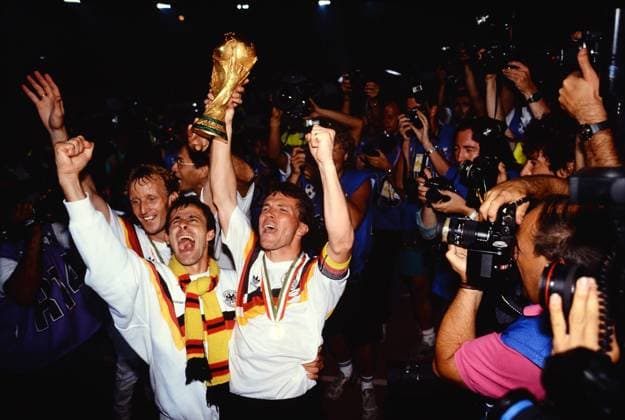 Archivbild: Andreas Brehme verstarb 20.02.2024 im Alter von 63 Jahren. Fussball Weltmeisterschaft Italien 1990 Finale in Rom 08.07.1990 Deutschland - Argentinien 1:0 Schlussjubel Deutschland mit WM Pokal; Torschuetze zum 1-0 Andreas Brehme, Pierre Littbarski und Lothar Matthaeus (v.li.) FOTO: WEREK Pressebildagentur xxNOxMODELxRELEASExx *** Archive picture Andreas Brehme died 20 02 2024 at the age of 63 Football World Cup Italy 1990 Final in Rome 08 07 1990 Germany Argentina 1 0 Final celebration Germany with World Cup trophy Goal scorer to 1 0 Andreas Brehme, Pierre Littbarski and Lothar Matthaeus from left PHOTO WEREK Press Photo Agency xxNOxMODELxRELEASExx