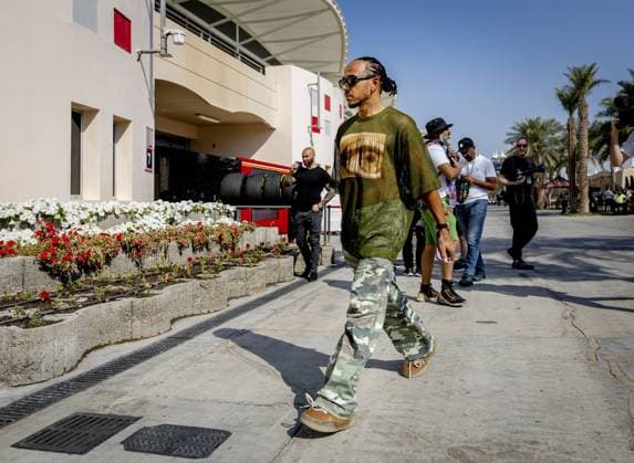Sport Themen der Woche KW08 Sport Bilder des Tages BAHRAIN - Lewis Hamilton (Mercedes) in the paddock during the second day of testing at the Bahrain International Circuit Sakhir ahead of the start of the Formula 1 season. ANP REMKO DE WAAL Testing 2024 2025 xVIxANPxSportx xxANPxIVx 491753252 originalFilename: 491753252.jpg