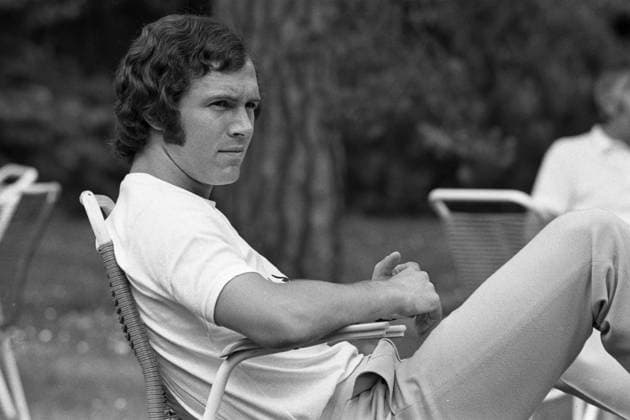Frank BECKENBAUER, sitzt auf einem Stuhl, seitlich, bei einem Trainingslager der Nationalmannschaft in Berlin, vor dem Laenderspiel gegen Brasilien, Berlin, 12.06.1973. *** Frank BECKENBAUER, sitting on a chair, sideways, at a national team training camp in Berlin, before the international match against Brazil, Berlin, 12 06 1973