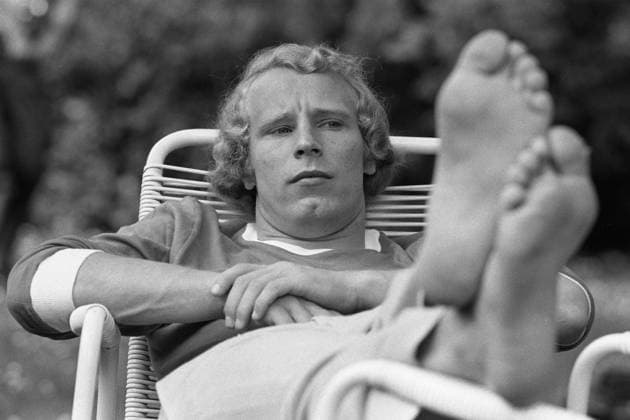 Berti VOGTS, barfuss, die Fuesse liegen auf einem anderen Stuhl, bei einem Trainingslager der Nationalmannschaft in Berlin, vor dem Laenderspiel gegen Brasilien, Berlin, 12.06.1973. *** Berti VOGTS, barefoot, his feet resting on another chair, at a national team training camp in Berlin, before the international match against Brazil, Berlin, 12 06 1973
