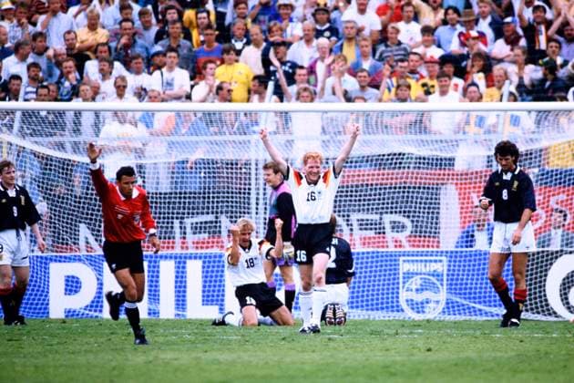 RIEDLE Karlheinz Team Deutschland nicht im Bild jubelt nach seinem Tor zum 1 : 0 Mitte KLINSMANN und SAMMER UEFA Fussball Europameisterschaften 1992 Schweden Vorrundenspiel Deutschland - Schottland 2 : 0 am 15 .Juni 1992 in Norrkoeping Copyright: xLacixPerenyix