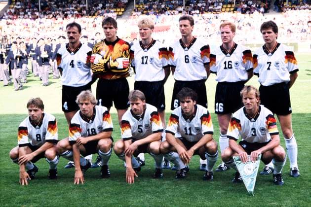 BREHME Andreas Kapitaen mit Team Deutschland v.l.KOHLER, ILLGNER, EFFENBERG, BUCHWALD, SAMMER, MOELLER vorne v.l. HAESSLER, KLINSMANN, BINZ, RIEDLE und Kapitaen BREHME UEFA Fussball Europameisterschaften 1992 Schweden Vorrundenspiel Deutschland - Schottland 2 : 0 am 15 .Juni 1992 in Norrkoeping Copyright: xLacixPerenyix