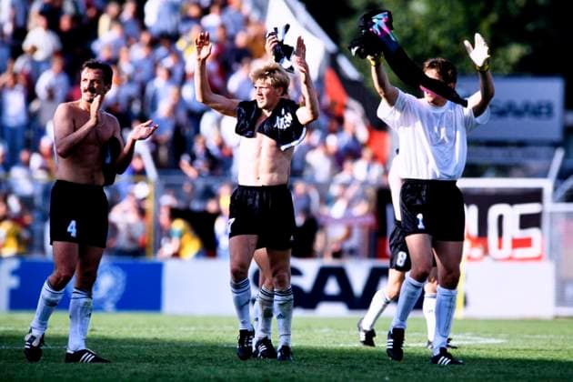 EFFENBERG Stefan Team Deutschland jubelt nach dem Sieg mit KOHLER Juergen und Torwart ILLGNER Bodo UEFA Fussball Europameisterschaften 1992 Schweden Vorrundenspiel Deutschland - Schottland 2 : 0 am 15 .Juni 1992 in Norrkoeping Copyright: xLacixPerenyix