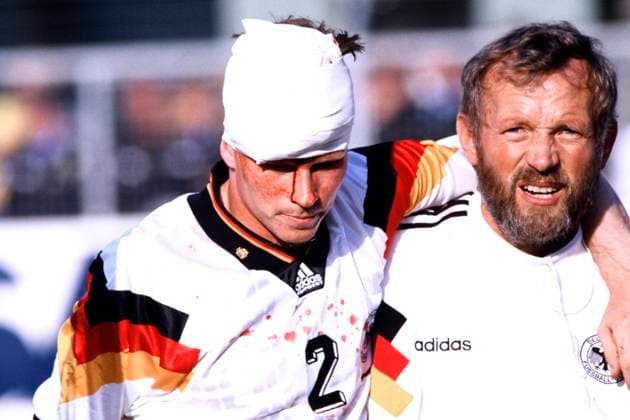 REUTHER Stefan Team Deutschland verletzt UEFA Fussball Europameisterschaften 1992 Schweden Vorrundenspiel Deutschland - Schottland 2 : 0 am 15 .Juni 1992 in Norrkoeping Copyright: xLacixPerenyix