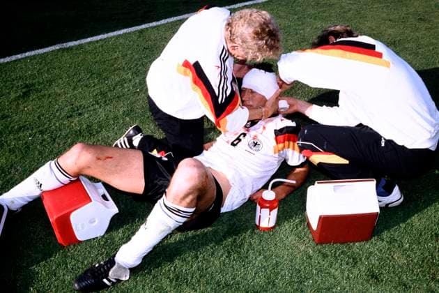BUCHWALD Guido Team Deutschland verletzt UEFA Fussball Europameisterschaften 1992 Schweden Vorrundenspiel Deutschland - Schottland 2 : 0 am 15 .Juni 1992 in Norrkoeping Copyright: xLacixPerenyix