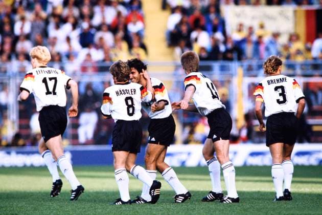 RIEDLE Karlheinz Team Deutschland jubelt nach seinem Tor zum 1 : 0 mit HAESSLER Thoma UEFA Fussball Europameisterschaften 1992 Schweden Vorrundenspiel Deutschland - Schottland 2 : 0 am 15 .Juni 1992 in Norrkoeping Copyright: xLacixPerenyix