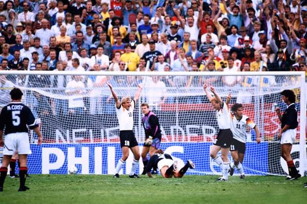 RIEDLE Karlheinz Team Deutschland rechts im Bild jubelt nach seinem Tor zum 1 : 0 Mitte KLINSMANN und SAMMER UEFA Fussball Europameisterschaften 1992 Schweden Vorrundenspiel Deutschland - Schottland 2 : 0 am 15 .Juni 1992 in Norrkoeping Copyright: xLacixPerenyix