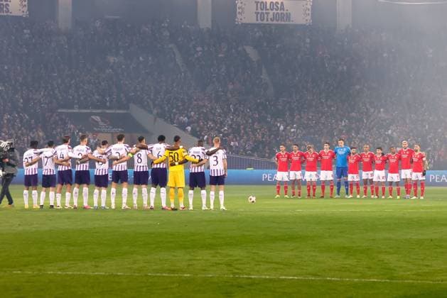 Toulouse - Stadium de Toulouse, 22.02.2024 UEFA Europa League Play-off Toulouse FC - S.L.Benfica v.l., Toulouse FC und SL Benfica Schweigeminute für Artut Jorge Copyright: JoaquimxFerreira