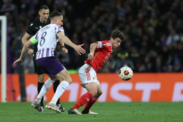 Toulouse - Stadium de Toulouse, 22.02.2024 UEFA Europa League Play-off Toulouse FC - S.L.Benfica v.l., Vincent Sierro (Toulouse FC), Joao Neves (S.L.Benfica), Zweikampf, Action, Aktion, Battles for the Ball Copyright: JoaquimxFerreira