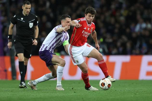 Toulouse - Stadium de Toulouse, 22.02.2024 UEFA Europa League Play-off Toulouse FC - S.L.Benfica v.l., Vincent Sierro (Toulouse FC), Joao Neves (S.L.Benfica), Zweikampf, Action, Aktion, Battles for the Ball Copyright: JoaquimxFerreira