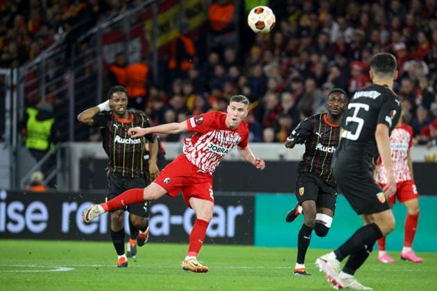 Roland Sallai (SC Freiburg, 22) am Ball , Fussball, UEFA Europa League, Play-off 2. Spiel, 2023 2024, SC Freiburg vs. RC Lens, 22.02.2024, Europa-Park Stadion , Freiburg im Breisgau, Deutschland Freiburg im Breisgau Europa-Park Stadion Baden-Wuerttemberg Deutschland Copyright: xGrantxHubbsx