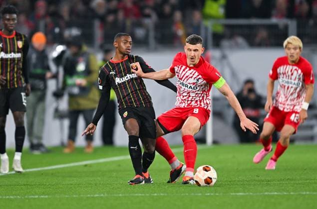 Germany, Freiburg, 22.02.2024, Europa-Park Stadion, SC Freiburg vs RC Lens - UEFA Europa League, David Costa (RC Lens) und Maximilian Eggestein (SC Freiburg) battle for the ball Freiburg Europa-Park Stadion Baden-Wuerttemberg Germany