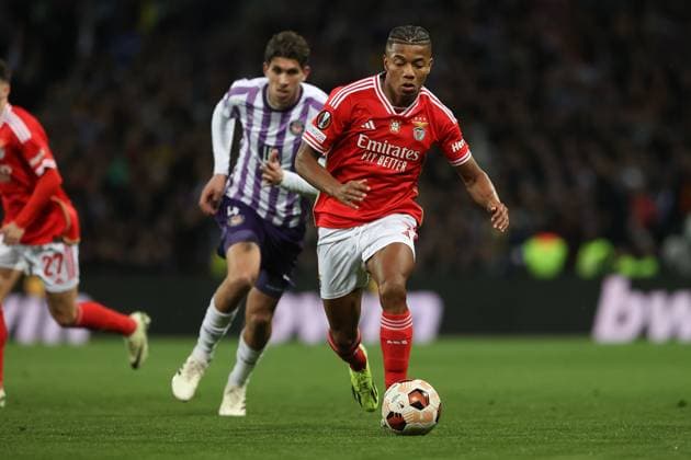 Toulouse - Stadium de Toulouse, 22.02.2024 UEFA Europa League Play-off Toulouse FC - S.L.Benfica v.l., Stijn Spierings (Toulouse FC), David Neres (S.L.Benfica), Zweikampf, Action, Aktion, Battles for the Ball Copyright: JoaquimxFerreira