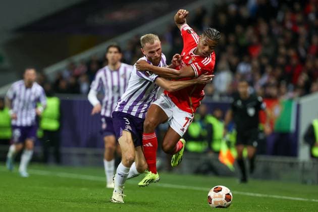 Toulouse - Stadium de Toulouse, 22.02.2024 UEFA Europa League Play-off Toulouse FC - S.L.Benfica v.l., Mikkel Desler (Toulouse FC), David Neres (S.L.Benfica),Zweikampf, Action, Aktion, Battles for the Ball Copyright: JoaquimxFerreira