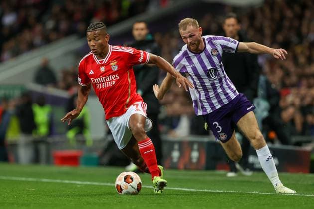 Toulouse - Stadium de Toulouse, 22.02.2024 UEFA Europa League Play-off Toulouse FC - S.L.Benfica v.l., David Neres (S.L.Benfica), Mikkel Desler (Toulouse FC), Zweikampf, Action, Aktion, Battles for the Ball Copyright: JoaquimxFerreira