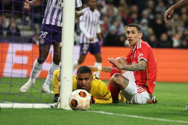Toulouse - Stadium de Toulouse, 22.02.2024 UEFA Europa League Play-off Toulouse FC - S.L.Benfica v.l., goalkeeper Guillaume Restes (Toulouse FC), Torchance Angel di Maria (S.L.Benfica) Copyright: JoaquimxFerreira