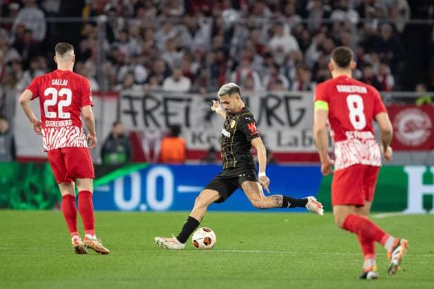 UEFA Europa League: SC Freiburg - RC Lens; 22.02.20224 Facundo Medina (RC Lens, 14) mit dem Ball UEFA Europa League: SC Freiburg - RC Lens; Europa-Park-Stadion, Freiburg; 22.02.20224 Copyright: xBEAUTIFULxSPORTS Buriakovx