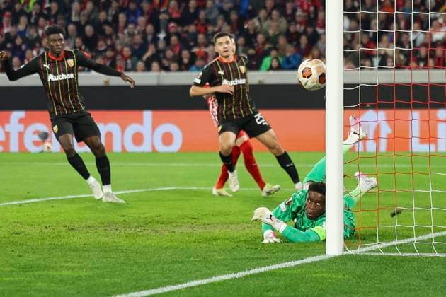 Kopfball von Manuel Gulde (SC Freiburg, 05) trifft Alu gegen Brice Samba (RC Lens, 30) , Fussball, UEFA Europa League, Play-off 2. Spiel, 2023 2024, SC Freiburg vs. RC Lens, 22.02.2024, Europa-Park Stadion , Freiburg im Breisgau, Deutschland Freiburg im Breisgau Europa-Park Stadion Baden-Wuerttemberg Deutschland Copyright: xGrantxHubbsx