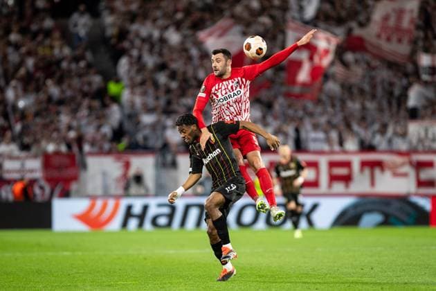 UEFA Europa League: SC Freiburg - RC Lens; 22.02.20224 Eyle Wahi (RC Lens, 9) im Zweikampf mit Manuel Gulde (SC Freiburg, 5) UEFA Europa League: SC Freiburg - RC Lens; Europa-Park-Stadion, Freiburg; 22.02.20224 Copyright: xBEAUTIFULxSPORTS Buriakovx