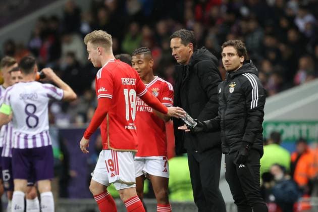 Toulouse - Stadium de Toulouse, 22.02.2024 UEFA Europa League Play-off Toulouse FC - S.L.Benfica v.l., David Neres (S.L.Benfica), Trainer Head Coach Roger Schmidt (S.L.Benfica) gibt Anweisungen, gestikuliert, mit den Armen gestikulieren gives instructions, gesticulate. Copyright: JoaquimxFerreira