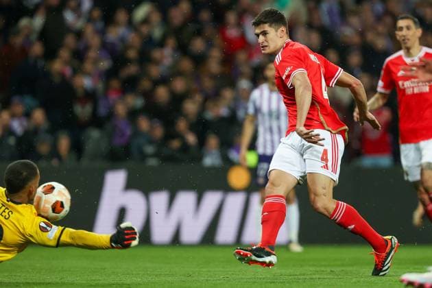 Toulouse - Stadium de Toulouse, 22.02.2024 UEFA Europa League Play-off Toulouse FC - S.L.Benfica v.l., goalkeeper Guillaume Restes (Toulouse FC), Antonio Silva (S.L.Benfica) Torchance Copyright: JoaquimxFerreira