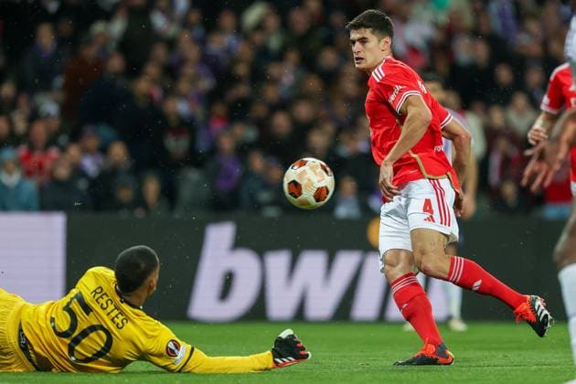 Toulouse - Stadium de Toulouse, 22.02.2024 UEFA Europa League Play-off Toulouse FC - S.L.Benfica v.l., goalkeeper Guillaume Restes (Toulouse FC), Antonio Silva (S.L.Benfica) Torchance Copyright: JoaquimxFerreira
