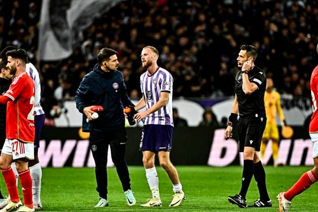 Blessure de M Desler (tfc) FOOTBALL : Toulouse vs Benfica - 16eme de Finale Match Retour Europa League - Toulouse - 22 02 2024 ThierryBreton Panoramic 