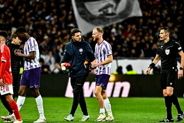 Blessure de M Desler (tfc) FOOTBALL : Toulouse vs Benfica - 16eme de Finale Match Retour Europa League - Toulouse - 22 02 2024 ThierryBreton Panoramic 