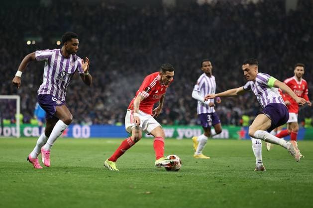Toulouse - Stadium de Toulouse, 22.02.2024 UEFA Europa League Play-off Toulouse FC - S.L.Benfica v.l., Logan Costa (Toulouse FC), Angel di Maria (S.L.Benfica), Vincent Sierro (Toulouse FC) Copyright: JoaquimxFerreira