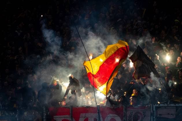 Fans Ultras des RC Lens zuenden Pyrotechnik Bengalos, GER, SC Freiburg vs RC Lens, Fussball UEFA Europa League, Playoff Zwischenrunde Rueckspiel, Saison 2023 2024, 22.02.2024 GER, SC Freiburg vs RC Lens, Fussball UEFA Europa League, Playoff Zwischenrunde Rueckspiel, Saison 2023 2024, 22.02.2024 Freiburg Copyright: xEibner-Pressefoto Memmlerx EP_MMR