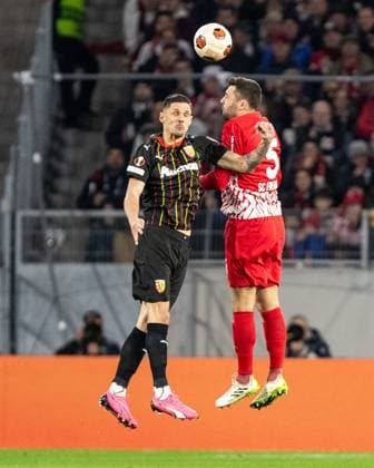 UEFA Europa League: SC Freiburg - RC Lens; 22.02.20224 Florian Sotoca (RC Lens, 7) im Zweikampf mit Manuel Gulde (SC Freiburg, 5) UEFA Europa League: SC Freiburg - RC Lens; Europa-Park-Stadion, Freiburg; 22.02.20224 Copyright: xBEAUTIFULxSPORTS Buriakovx