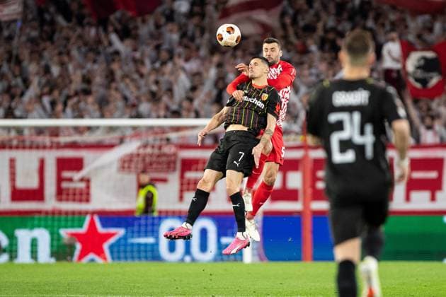 UEFA Europa League: SC Freiburg - RC Lens; 22.02.20224 Florian Sotoca (RC Lens, 7) im Zweikampf mit Manuel Gulde (SC Freiburg, 5) UEFA Europa League: SC Freiburg - RC Lens; Europa-Park-Stadion, Freiburg; 22.02.20224 Copyright: xBEAUTIFULxSPORTS Buriakovx