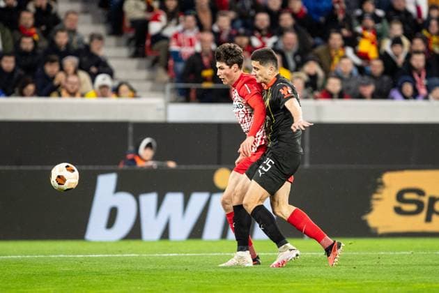 UEFA Europa League: SC Freiburg - RC Lens; 22.02.20224 Abdukodir Khusanov (RC Lens, 25) im Zweikampf mit Merlin Röhl (SC Freiburg, 34) UEFA Europa League: SC Freiburg - RC Lens; Europa-Park-Stadion, Freiburg; 22.02.20224 Copyright: xBEAUTIFULxSPORTS Buriakovx