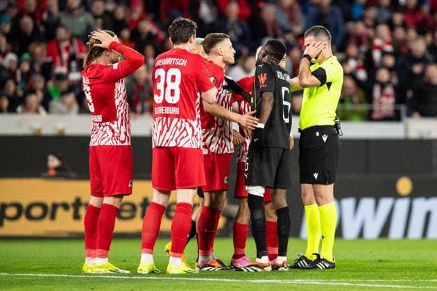 UEFA Europa League: SC Freiburg - RC Lens; 22.02.20224 Spieler von SC Freiburg diskutieren mit dem Schiedsrichter nach dem Möglichen Elfmeter, Obrenovic, Rade (Schiedsrichter) UEFA Europa League: SC Freiburg - RC Lens; Europa-Park-Stadion, Freiburg; 22.02.20224 Copyright: xBEAUTIFULxSPORTS Buriakovx