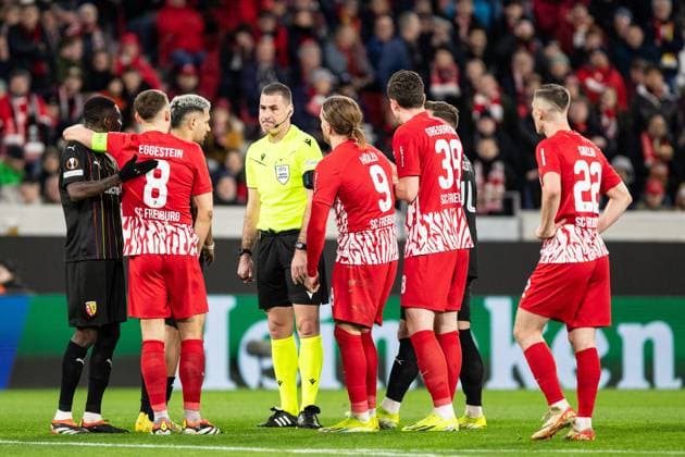 UEFA Europa League: SC Freiburg - RC Lens; 22.02.20224 Spieler von SC Freiburg diskutieren mit dem Schiedsrichter nach dem Möglichen Elfmeter, Obrenovic, Rade (Schiedsrichter) UEFA Europa League: SC Freiburg - RC Lens; Europa-Park-Stadion, Freiburg; 22.02.20224 Copyright: xBEAUTIFULxSPORTS Buriakovx