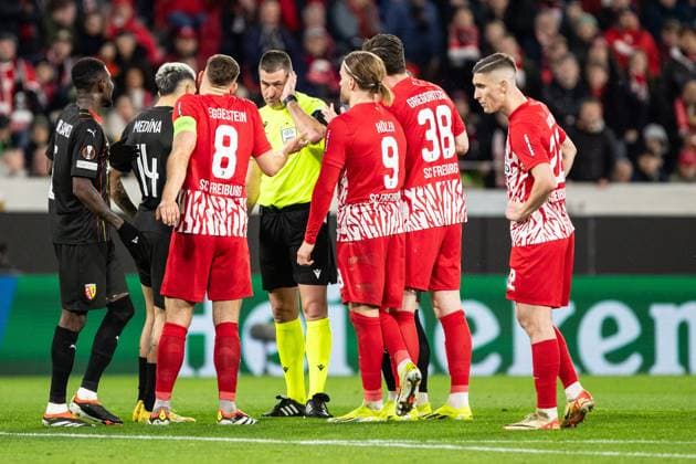 UEFA Europa League: SC Freiburg - RC Lens; 22.02.20224 Spieler von SC Freiburg diskutieren mit dem Schiedsrichter nach dem Möglichen Elfmeter, Obrenovic, Rade (Schiedsrichter) UEFA Europa League: SC Freiburg - RC Lens; Europa-Park-Stadion, Freiburg; 22.02.20224 Copyright: xBEAUTIFULxSPORTS Buriakovx