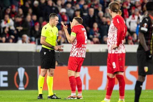 UEFA Europa League: SC Freiburg - RC Lens; 22.02.20224 Gelbe karte für Lukas Kübler (SC Freiburg, 17), Maximilian Eggestein (SC Freiburg, 8) diskutiert mit Schiedsrichter, Obrenovic, Rade (Schiedsrichter) UEFA Europa League: SC Freiburg - RC Lens; Europa-Park-Stadion, Freiburg; 22.02.20224 Copyright: xBEAUTIFULxSPORTS Buriakovx