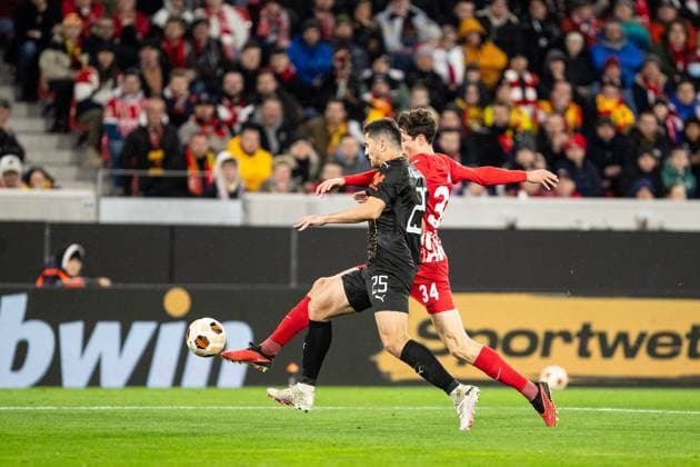 UEFA Europa League: SC Freiburg - RC Lens; 22.02.20224 Abdukodir Khusanov (RC Lens, 25) im Zweikampf mit Merlin Röhl (SC Freiburg, 34) UEFA Europa League: SC Freiburg - RC Lens; Europa-Park-Stadion, Freiburg; 22.02.20224 Copyright: xBEAUTIFULxSPORTS Buriakovx