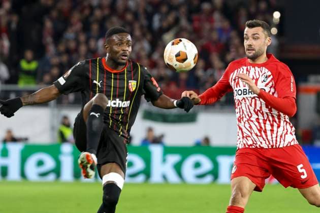 Salis Abdul Samed (RC Lens, 06) und Manuel Gulde (SC Freiburg, 05) im Zweikampf , Fussball, UEFA Europa League, Play-off 2. Spiel, 2023 2024, SC Freiburg vs. RC Lens, 22.02.2024, Europa-Park Stadion , Freiburg im Breisgau, Deutschland Freiburg im Breisgau Europa-Park Stadion Baden-Wuerttemberg Deutschland Copyright: xGrantxHubbsx